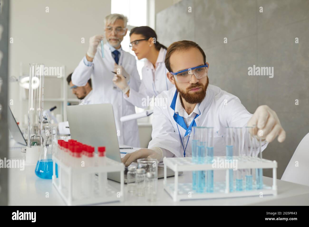 Scientifique faisant de la recherche médicale et de la mise au point de nouveaux médicaments ou vaccins en laboratoire Banque D'Images