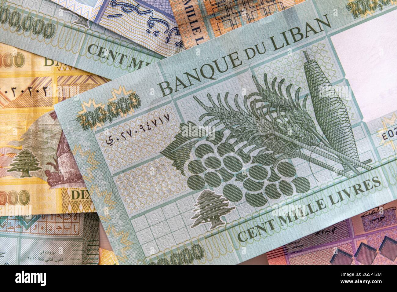 Monnaie Lira libanaise (livre libanaise) - la monnaie libanaise a perdu  plus de 90 pour cent de sa valeur depuis octobre 2019 Photo Stock - Alamy