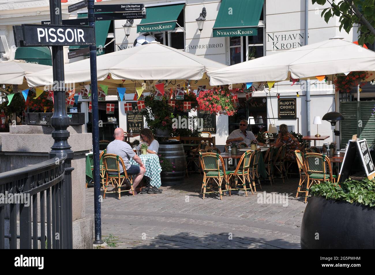 Copenhague, Danemark. 29 juin 2021, Voyages alimentaires et nourriture et baudins et baudins, crusing et tourisme sur le canal de Nyhavn dans la capitale danoise. (Photo..Francis Banque D'Images