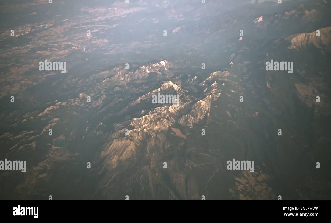 vue panoramique sur les montagnes asiatiques au lever du soleil depuis l'avion Banque D'Images