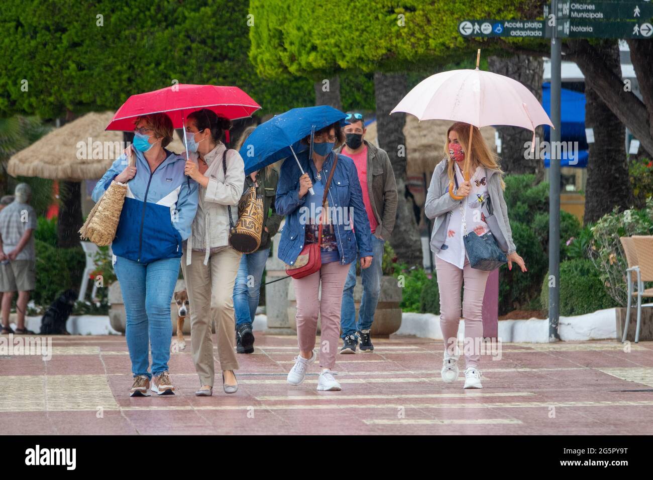 La photo datée du 5 juin 2021 montre des gens à Santa Eularia des Riu, à Ibiza le samedi matin se faire tremper dans le temps humide et froid par rapport au Royaume-Uni qui a été chaud et ensoleillé toute la semaine. Les températures n'ont atteint que 18 °C avec plus de prévisions de pluie pour les prochains jours. Ibiza et les autres îles Baléares espagnoles sont dans la zone ambre pour les touristes britanniques qui ont été invités à ne pas visiter en raison de la pandémie de covid. Banque D'Images