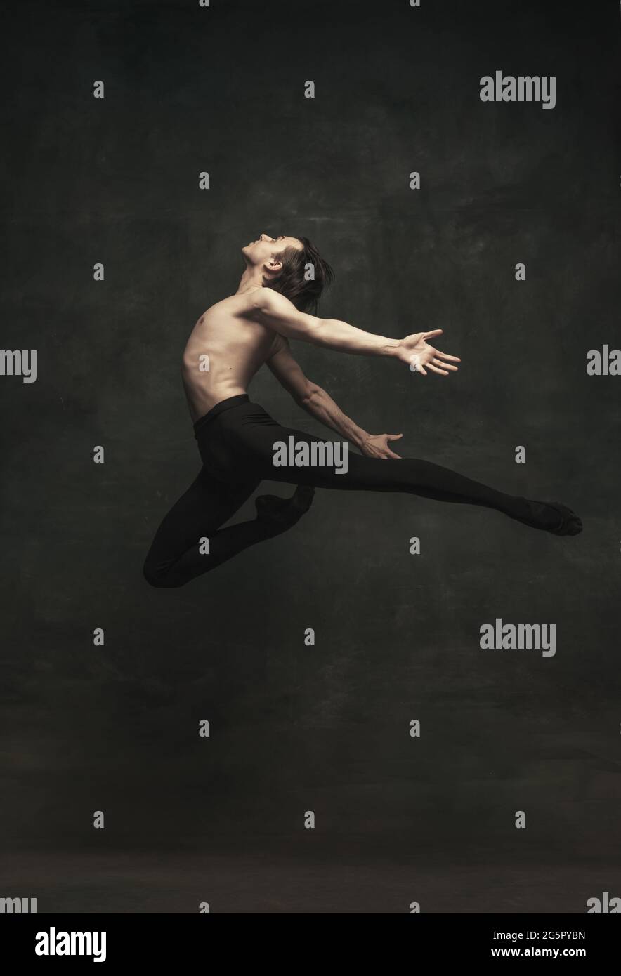 Jeune danseur de ballet masculin élégant isolé sur fond sombre. Art,  action, inspiration Photo Stock - Alamy