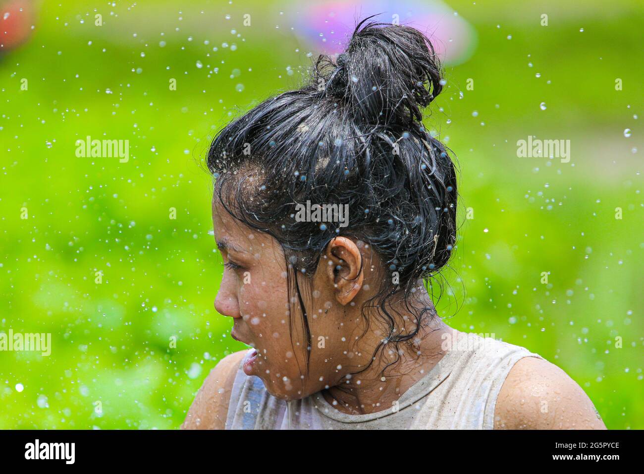 Bhaktapur, Népal. 29 juin 2021. Une femme apprécie comme elle participe à la fête annuelle de Paddy Day à Bhaktapur.Nepal a chaque année fêté l'Ashar 15 (29 juin) comme le Paddy national depuis 18 ans qui est également connu comme le festival qui relie les gens au sol. Crédit : SOPA Images Limited/Alamy Live News Banque D'Images