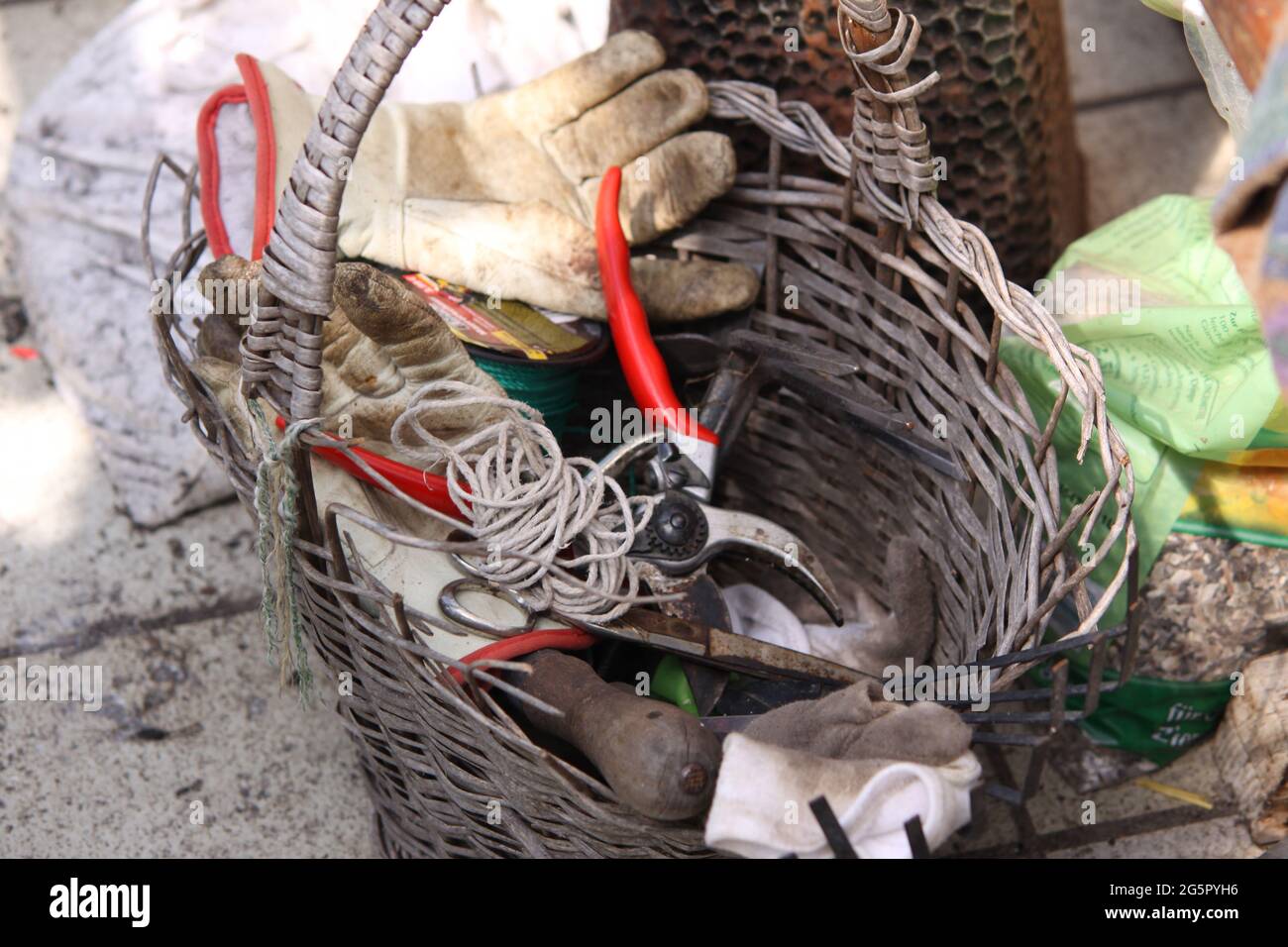 Panier avec outils de jardinage après utilisation, Allemagne Banque D'Images
