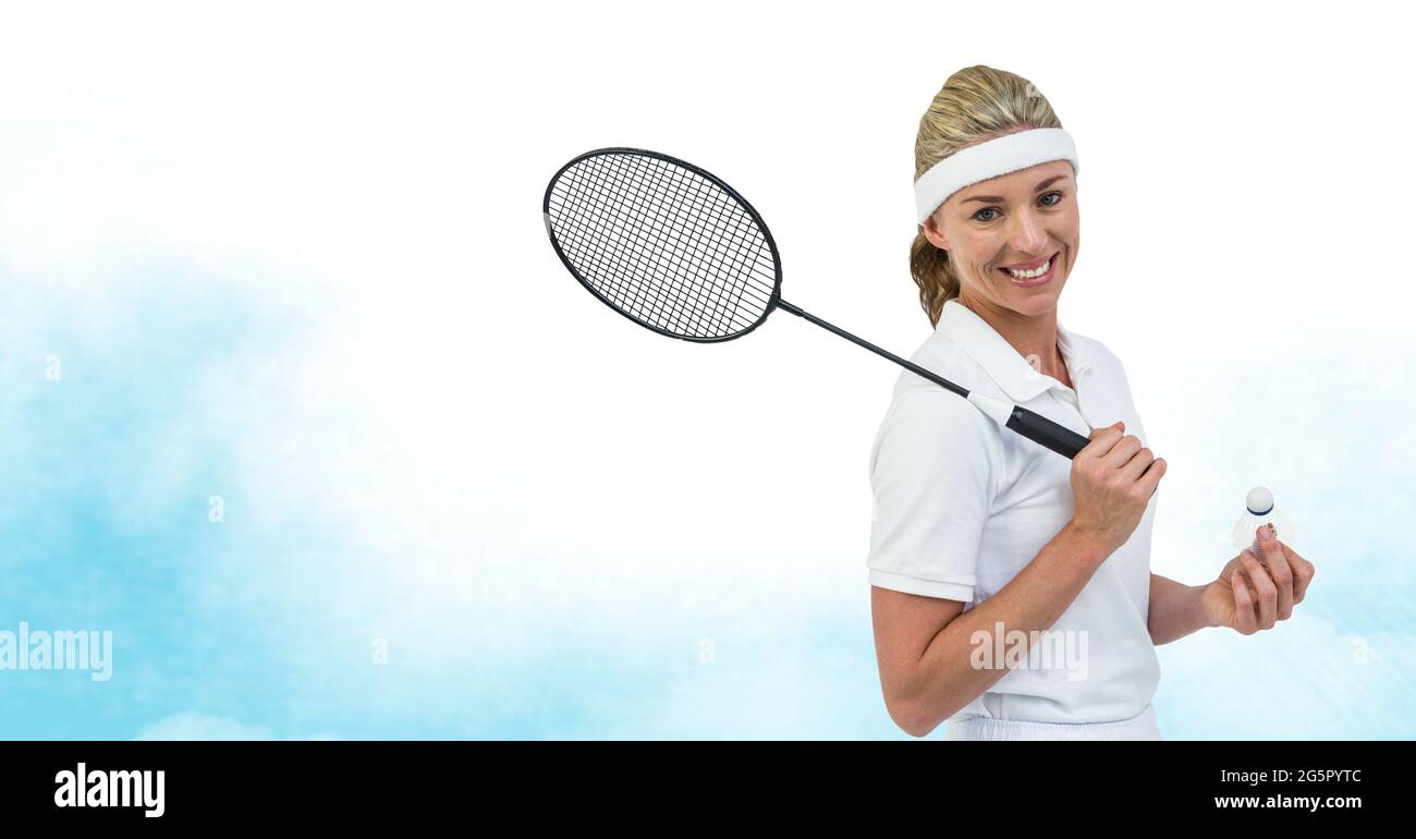 Une joueuse de badminton caucasienne tenant une raquette souriant sur fond bleu à texture aquarelle Banque D'Images