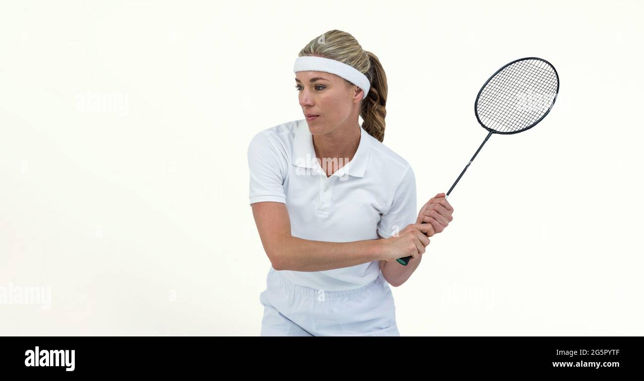 Joueuse de badminton caucasienne tenant la raquette contre un fond blanc de texture Banque D'Images