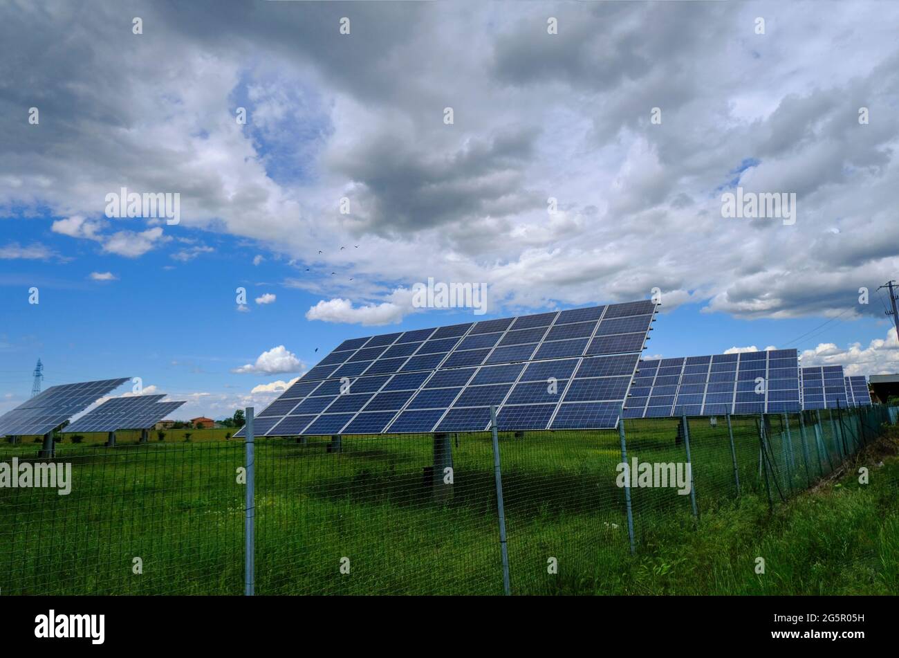 panneaux solaires sur un champ à travers le ciel spectaculaire. Industrie de l'énergie solaire. Énergies alternatives Banque D'Images