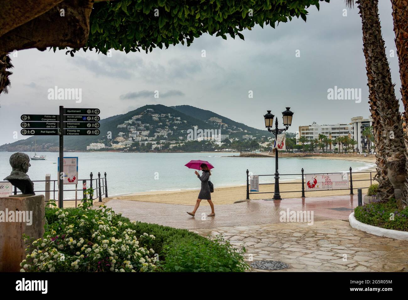 La photo datée du 5 juin 2021 montre des gens à Santa Eularia des Riu, à Ibiza le samedi matin se faire tremper dans le temps humide et froid par rapport au Royaume-Uni qui a été chaud et ensoleillé toute la semaine. Les températures n'ont atteint que 18 °C avec plus de prévisions de pluie pour les prochains jours. Ibiza et les autres îles Baléares espagnoles sont dans la zone ambre pour les touristes britanniques qui ont été invités à ne pas visiter en raison de la pandémie de covid. Banque D'Images