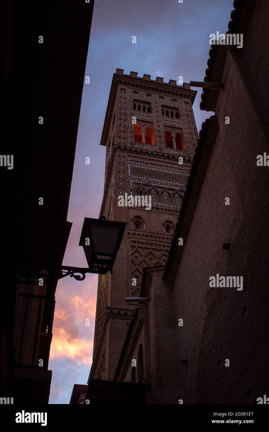 Photographie de l'église de la Magdalena à Saragosse au coucher du soleil Banque D'Images