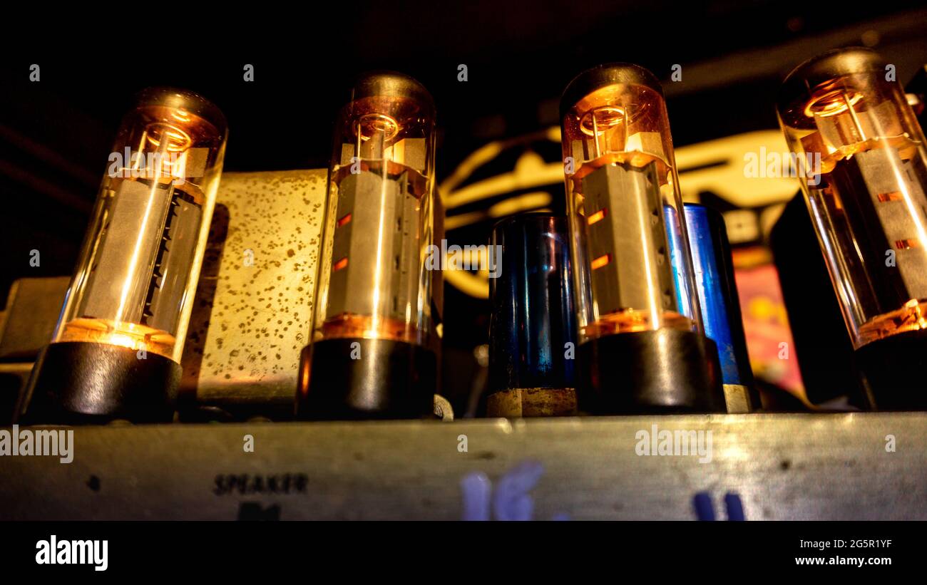 amplificateur de tube connecté au secteur Banque D'Images