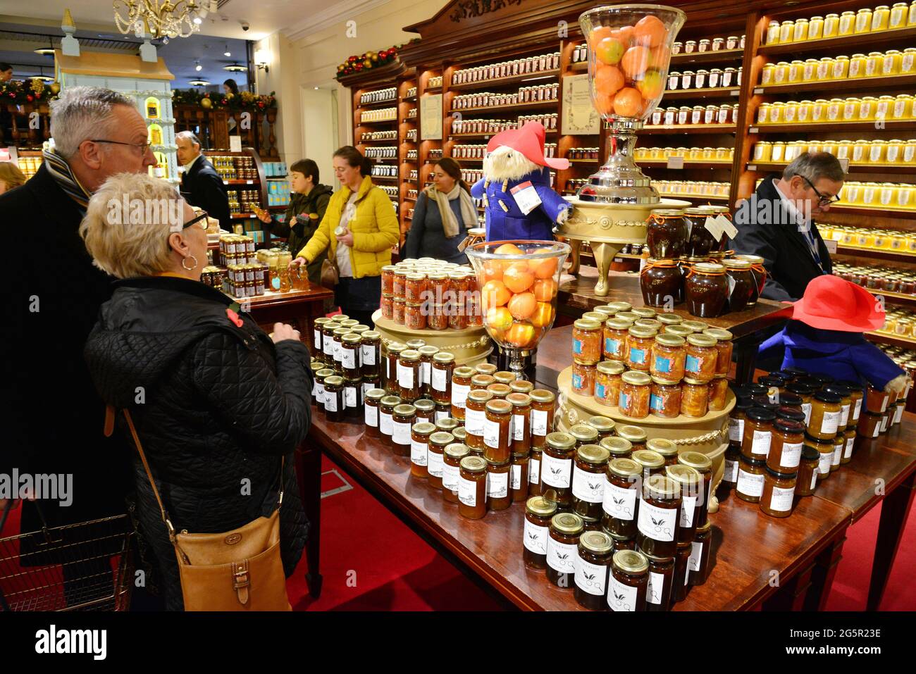 ROYAUME-UNI. ANGLETERRE. LONDRES. QUARTIER SAINT-JAMES. LE COIN DE LA RUE DE LA CONFITURE ET DU CITRON AU GRAND MAGASIN FORTNUM ET MASON, SUR LA RUE PICADILLY SI Banque D'Images