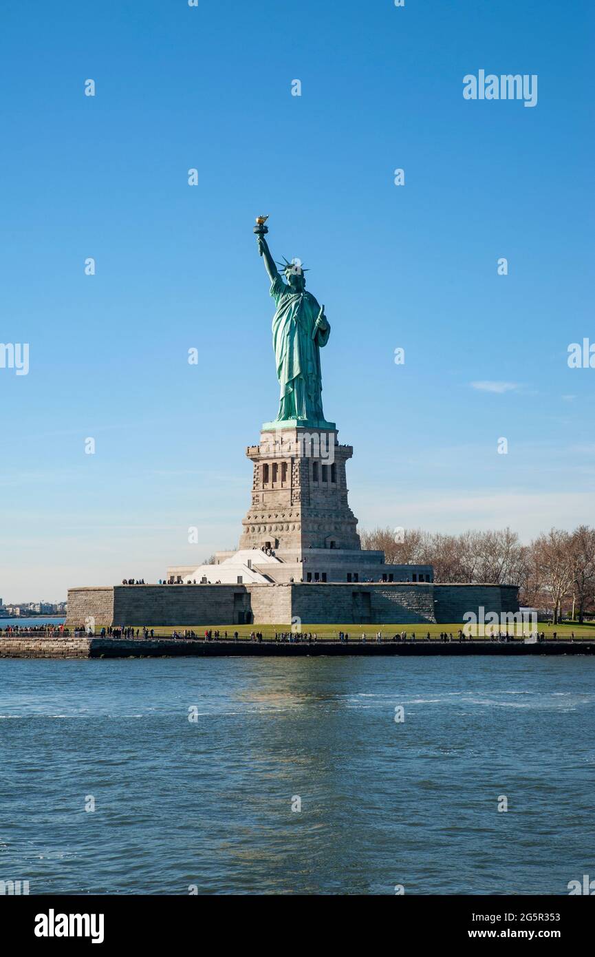 Statue de la liberté, une sculpture en cuivre néoclassique emblématique  représentant Libertas, la déesse romaine de la liberté, tenant une torche ,  New York, Etats-Unis Photo Stock - Alamy