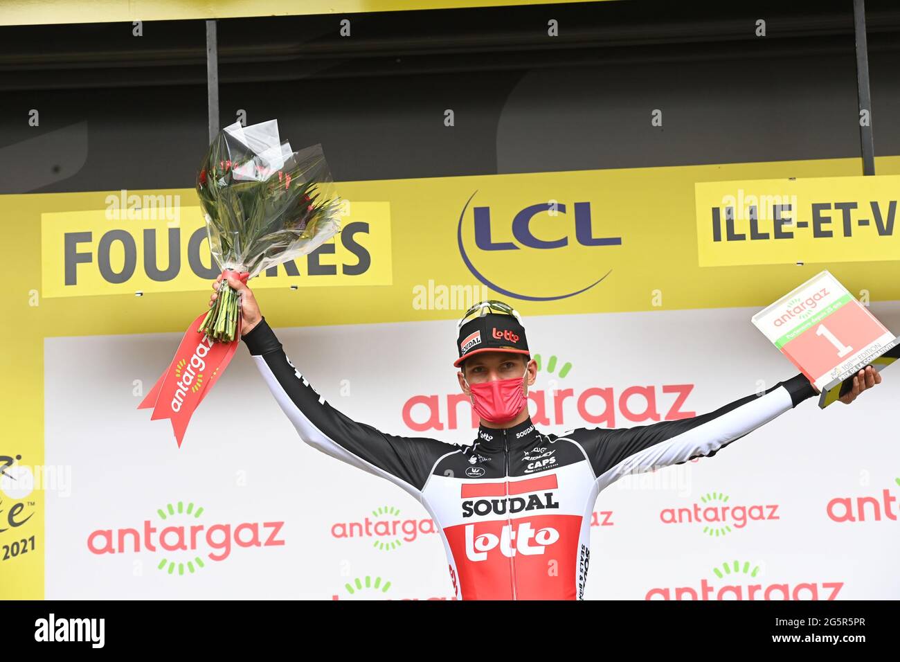 Brent Van Moer belge de Lotto Soudal célèbre sur le podium après avoir  remporté le prix de la combativité de la quatrième étape de la 108e édition  du to Photo Stock -