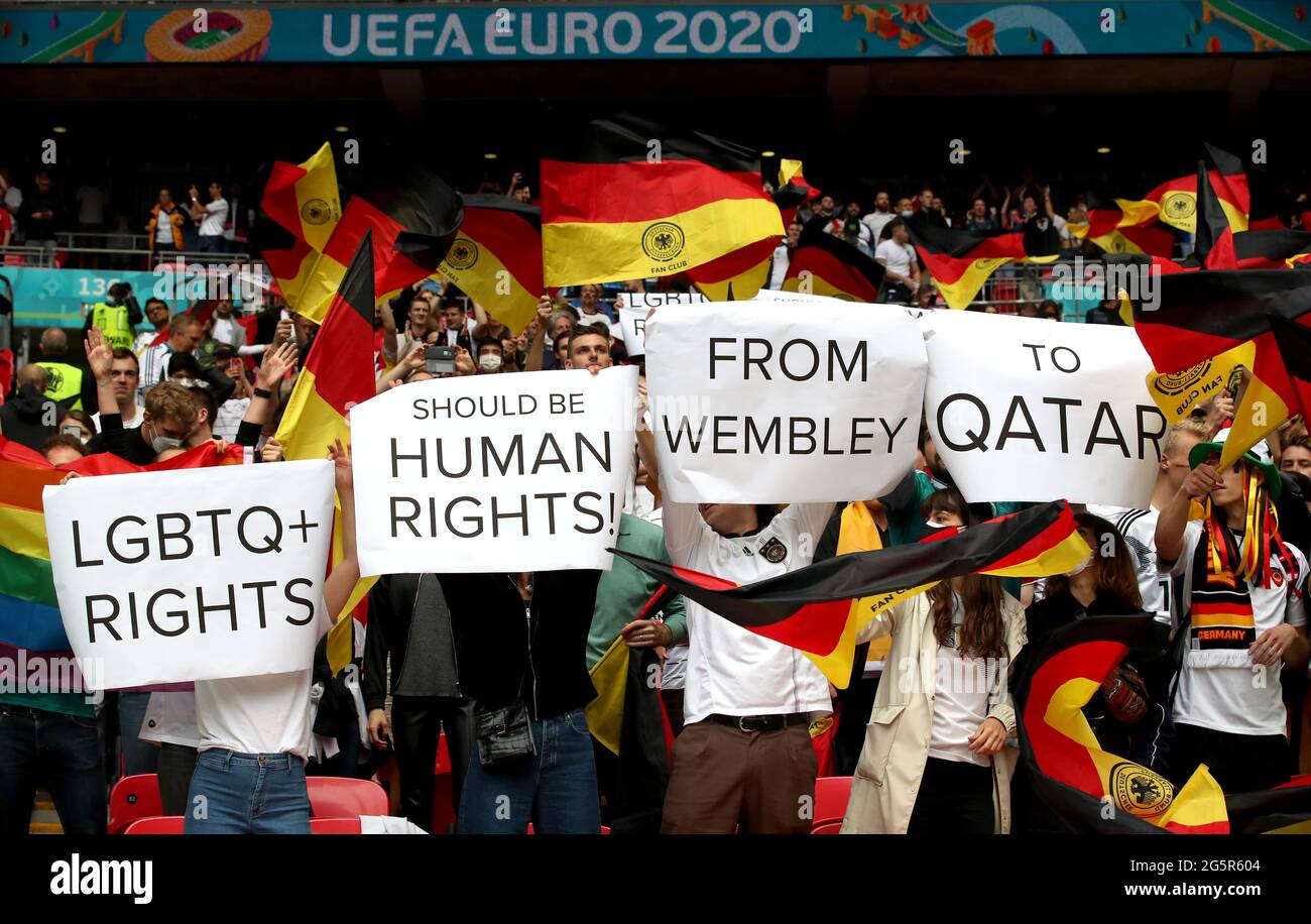 Les fans allemands tiennent des pancartes concernant les droits LGBTQ+ lors du match de l'UEFA Euro 2020 de 16 au stade Wembley, Londres. Date de la photo: Mardi 29 juin 2021. Banque D'Images