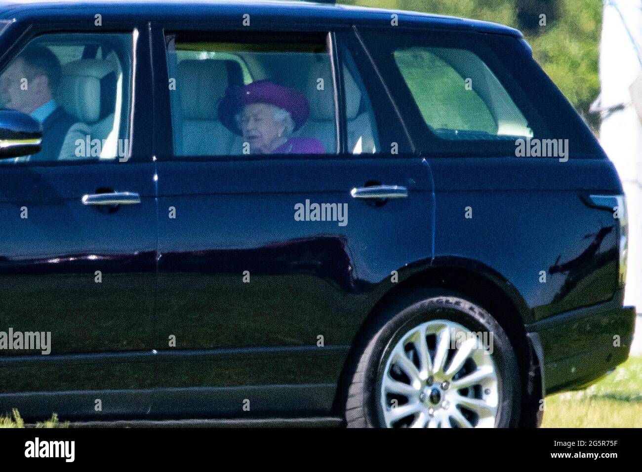 Stirling, Écosse, Royaume-Uni. 29 juin 2021. PHOTO : sa Majesté la reine Elizabeth II vole sur son hélicoptère Sikorsky privé (enregistré : XXEB) le jour le plus chaud de cette année, à l'atterrissage au terrain de rugby de Stirling, sur la route du château de Stirling pour la réouverture de l'Argyle et du musée Sutherland Highlander's Museum au château de Stirling. La norme royale volait alors qu'elle était au château. Crédit : Colin Fisher/Alay Live News Banque D'Images