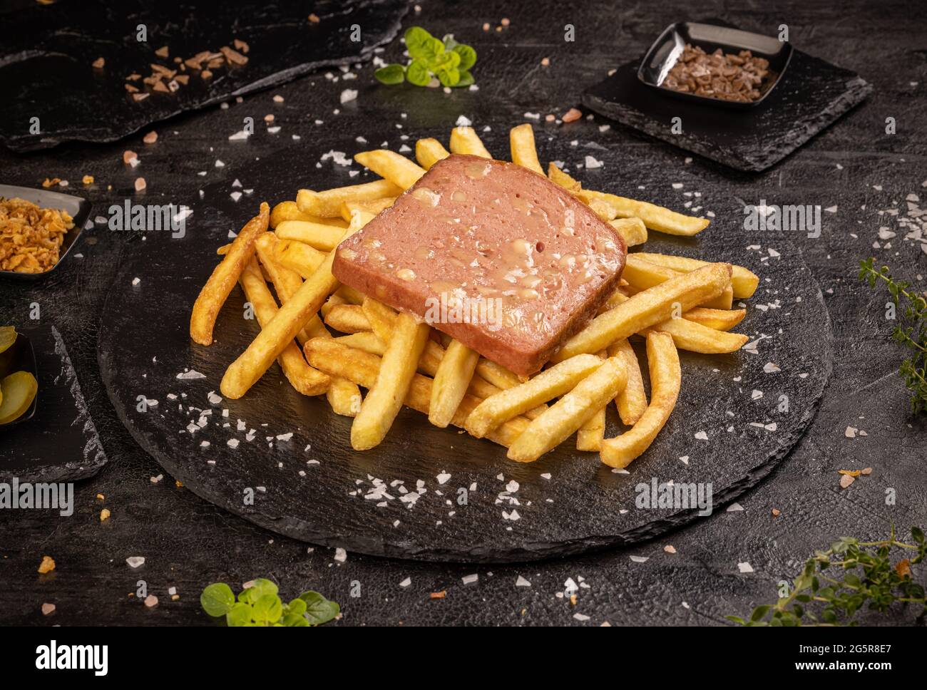 Leberkase ou tranche de pain de viande avec fromage servi avec des frites Banque D'Images