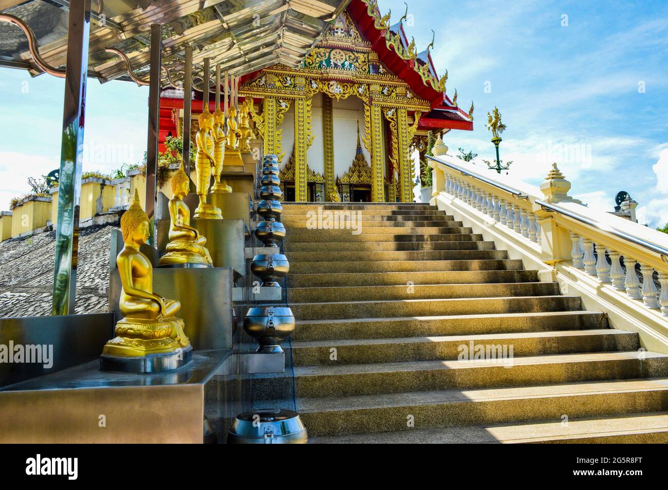 Temple et escaliers et statue de Bouddha disponibles du lundi au dimanche les pièces peuvent être mises en fonction de votre jour de naissance pour la bonne fortune. Banque D'Images