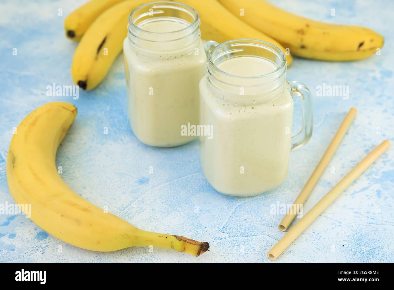 Yaourt à la banane ou smoothie avec banane, nourriture végétarienne, régime et concept de santé Banque D'Images