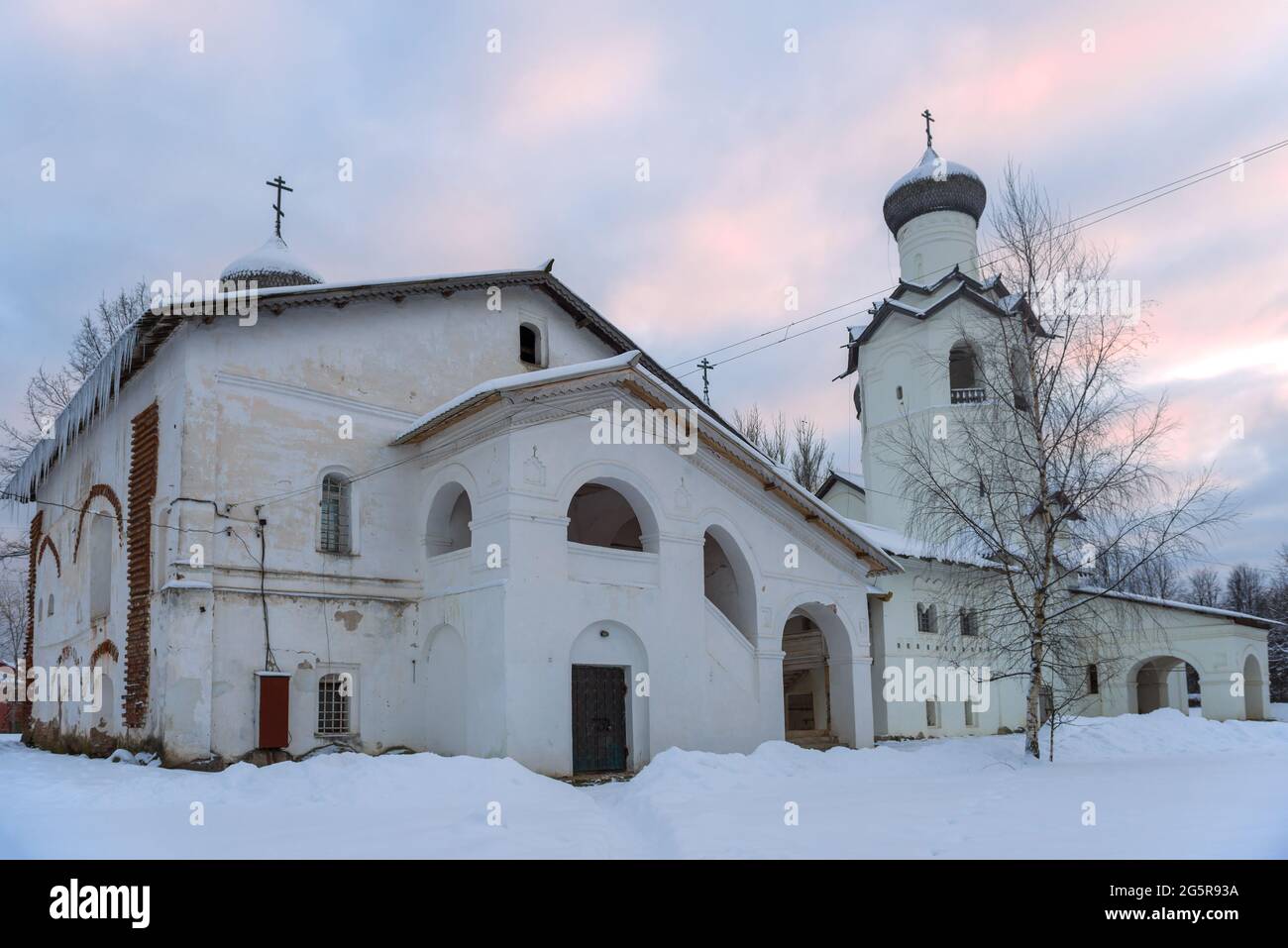 Dans les anciennes églises du monastère de la Transfiguration, le soir de janvier. Staraya Russa, Russie Banque D'Images