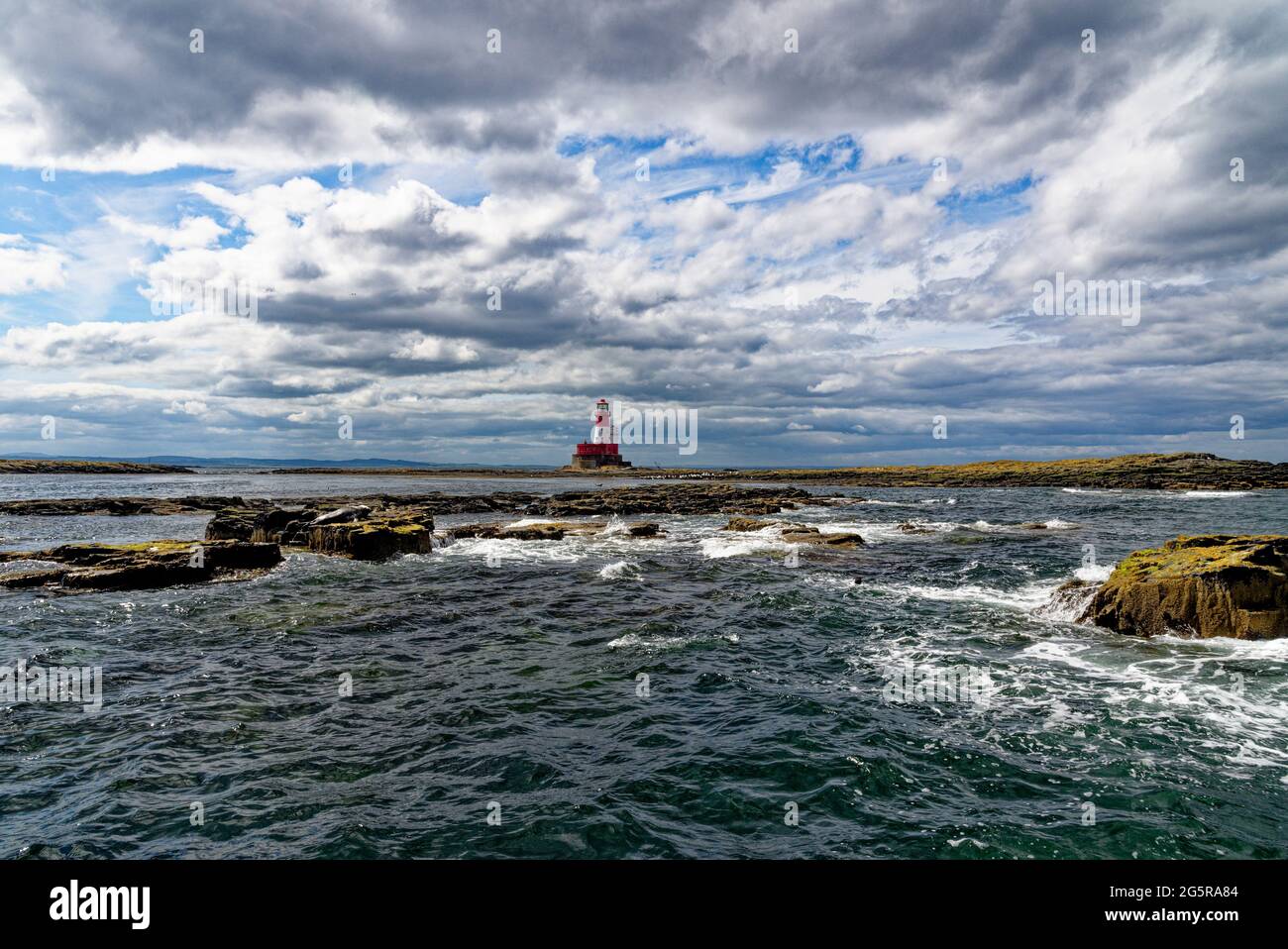 LONGSTONE Lighthouse - situé sur les îles Farne extérieures sur la côte de Northumberland dans le nord de l'Angleterre - Royaume-Uni Banque D'Images