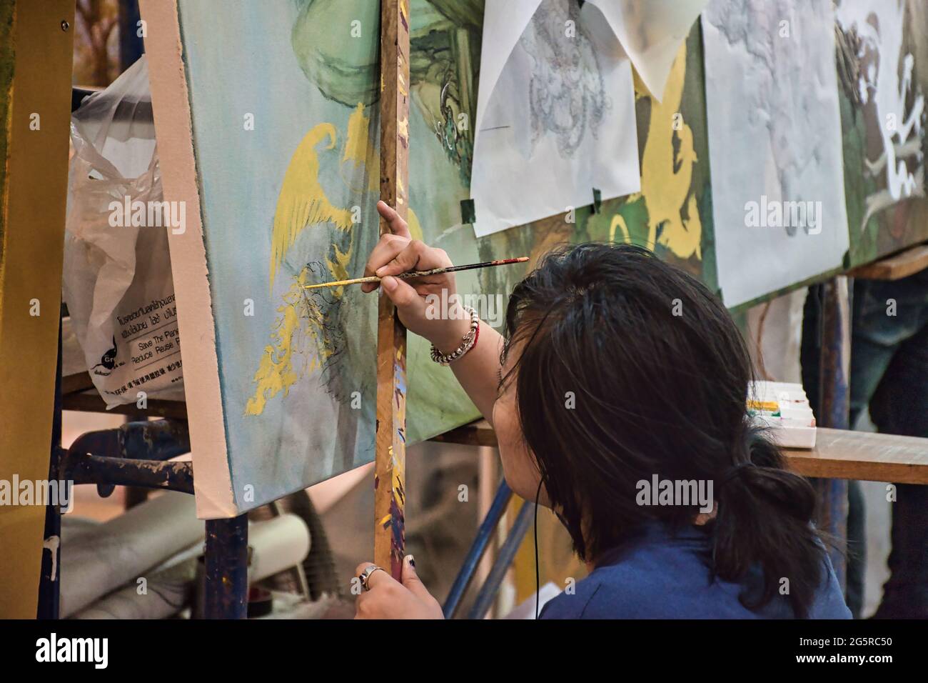 Bangkok, Thaïlande 04.07.2021 artiste asiatique restaurant la peinture traditionnelle Banque D'Images