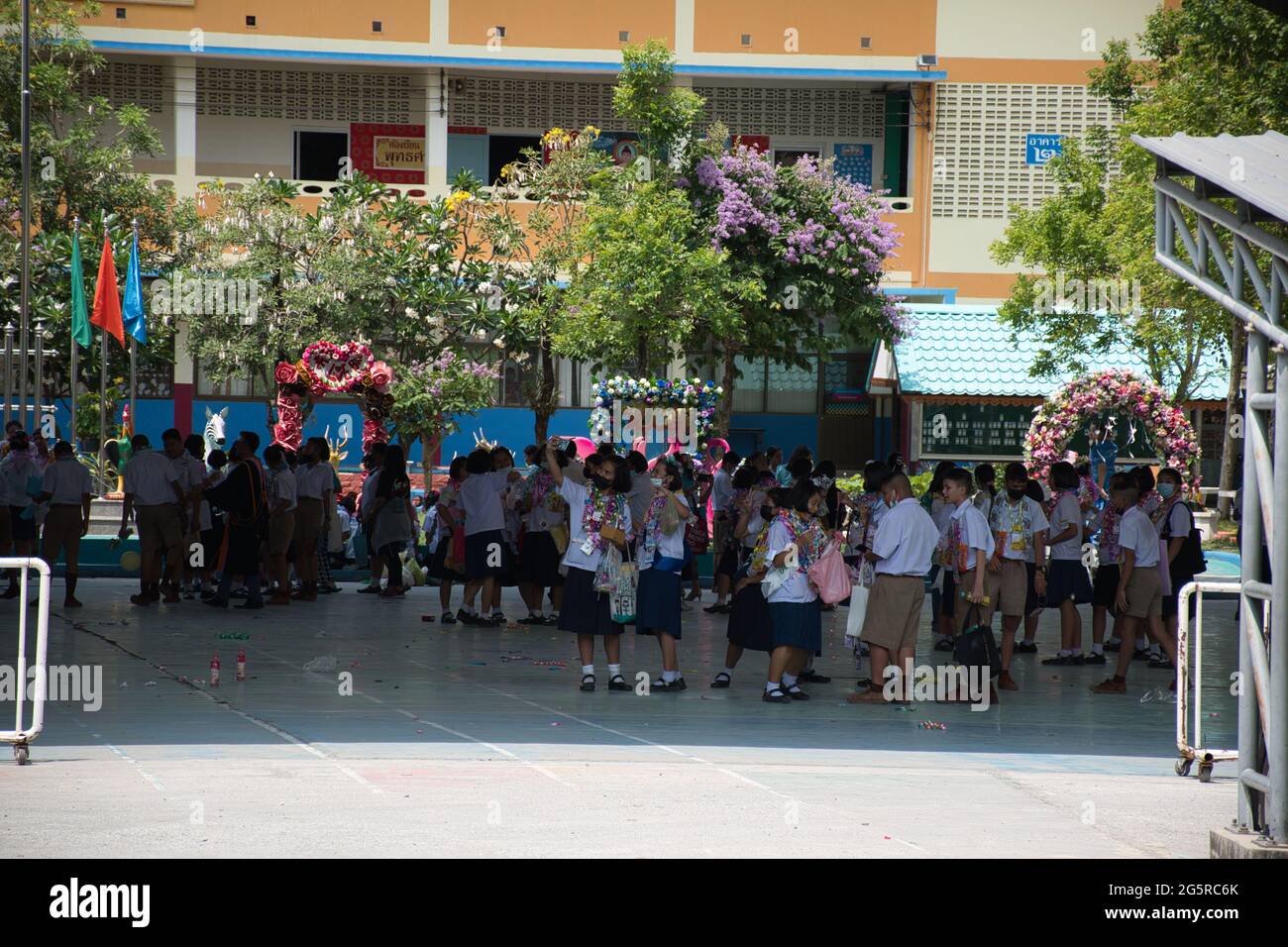 Bangkok, Thaïlande 04.07.2021 enfants thaïlandais en pause dans la cour de l'école Watpakbor Banque D'Images