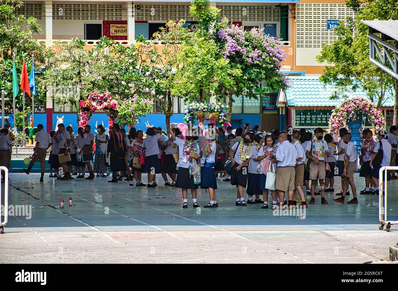 Bangkok, Thaïlande 04.07.2021 enfants thaïlandais en pause dans la cour de l'école Watpakbor Banque D'Images