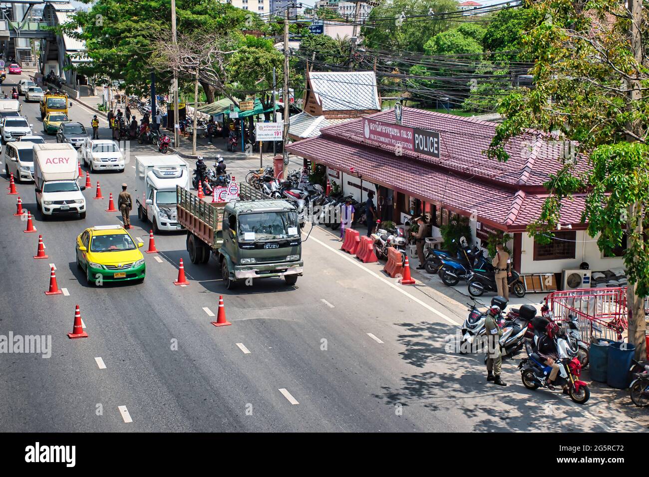 Bangkok, Thaïlande 04.07.2021 policiers contrôlant et gérant le trafic lourd à Bangkok Banque D'Images