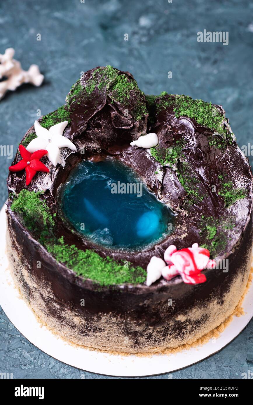 Gateau D Anniversaire De L Ile De Gelee Decore D Une Montagne De Chocolat Et De Coquillages Decoratifs Comestibles Et Etoiles De Mer Photo Stock Alamy