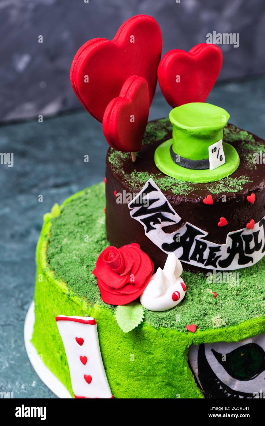 Gateau Vert Alice Au Pays Des Merveilles Avec Un Chapeau Et Des Coeurs Doux De Mastic Dessert Colore Avec Creme Au Beurre Photo Stock Alamy