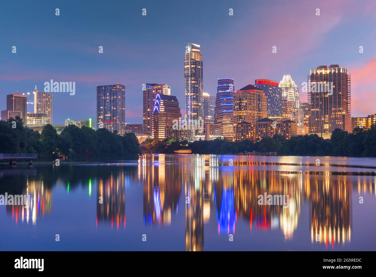 Austin, Texas, États-Unis horizon du centre-ville au-dessus du fleuve Colorado à l'aube. Banque D'Images