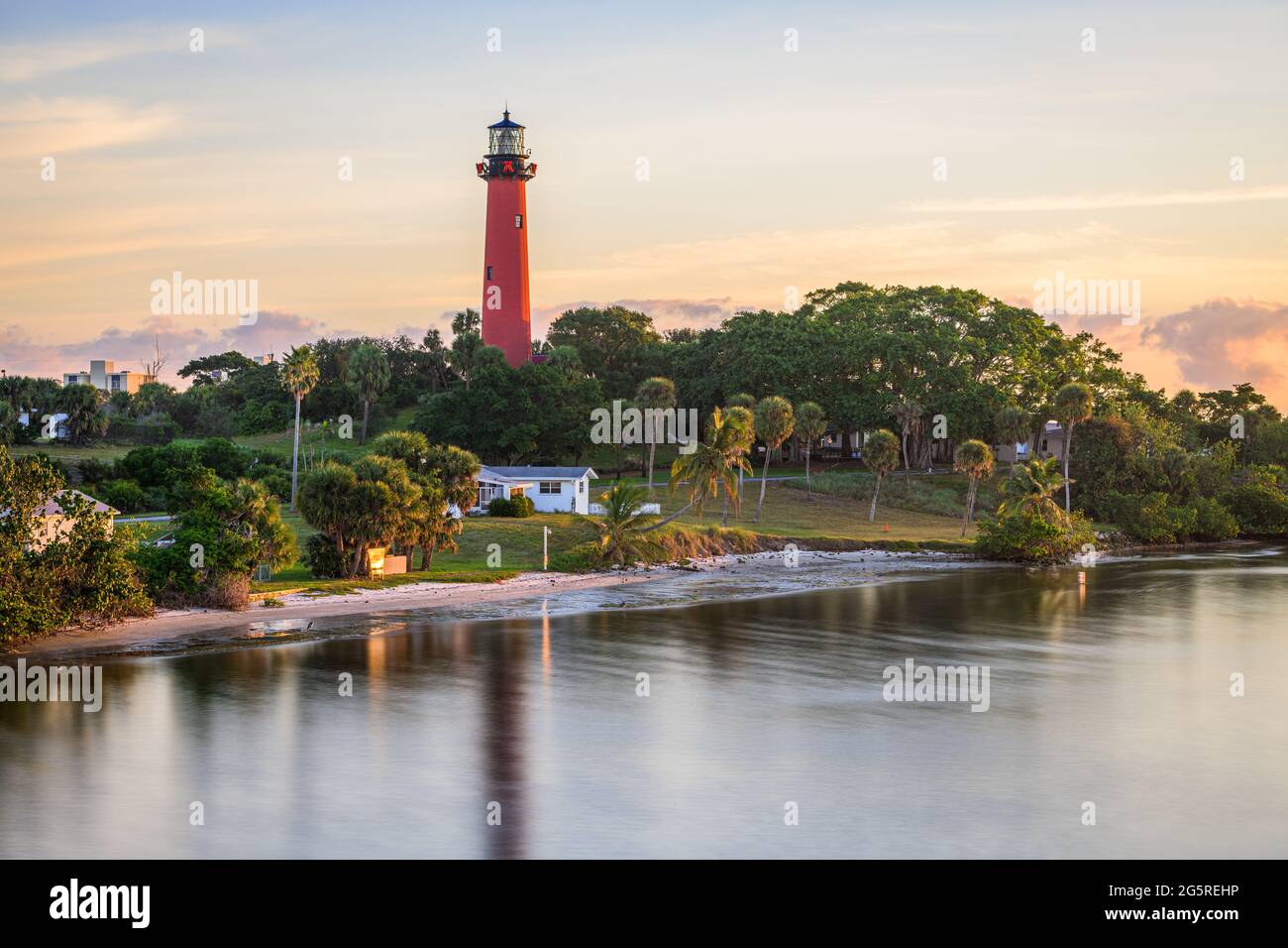 Jupiter, en Floride, USA à Jupiter Inlet Light à l'aube. Banque D'Images