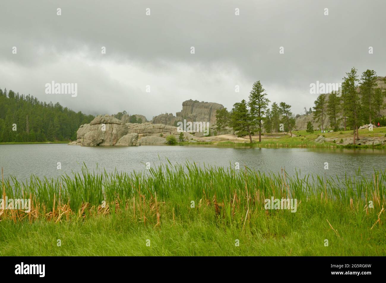 Randonnée pédestre le jour des pluies autour du lac Sylvan et des formations rocheuses dans le parc national Custer, Custer, Dakota du Sud, États-Unis Banque D'Images