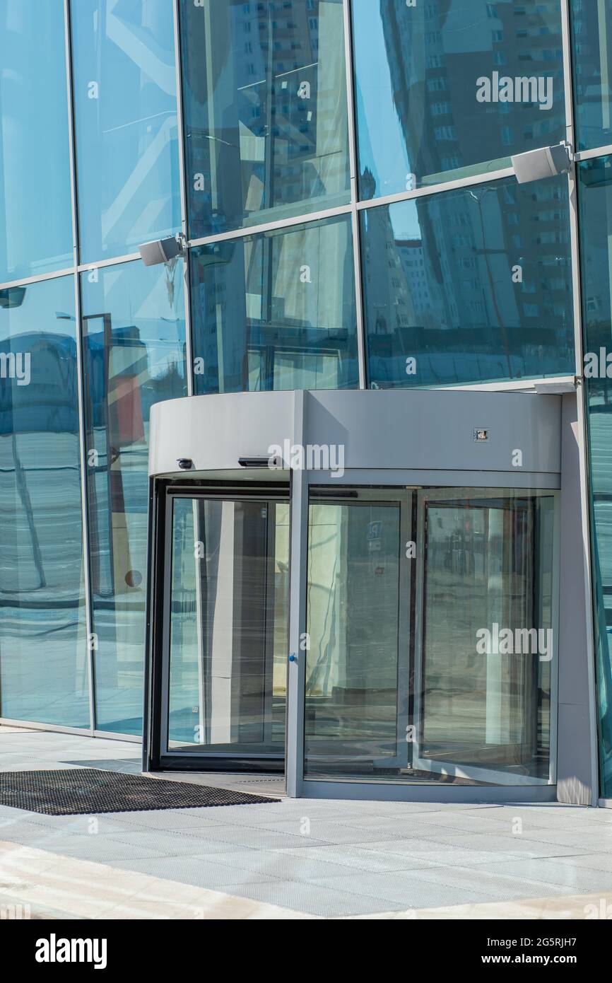 Porte rotative à carrousel tournant à prise verticale à l'entrée du bâtiment du centre commercial, bureau, banque. Banque D'Images