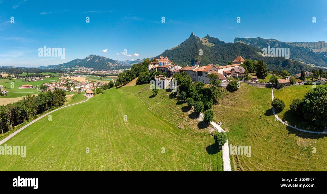 Village médiéval au sommet d'une colline Banque D'Images