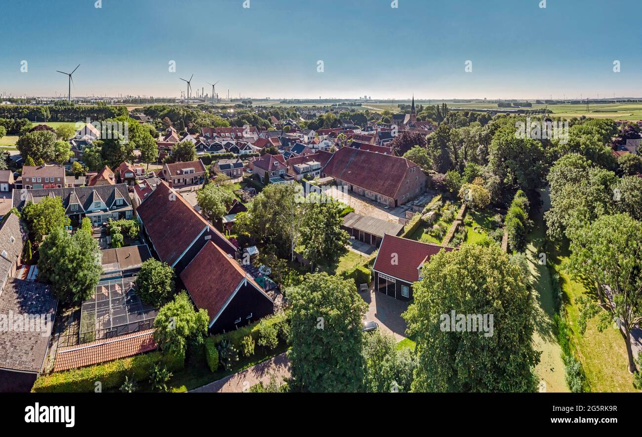 Village rural et en toile de fond les raffineries de pétrole de Rotterdam Banque D'Images