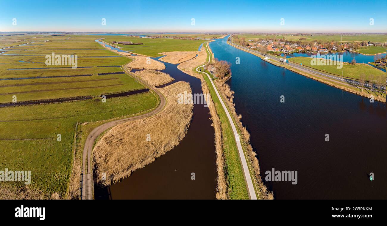Tracé de cycle le long du canal de marqueur Banque D'Images