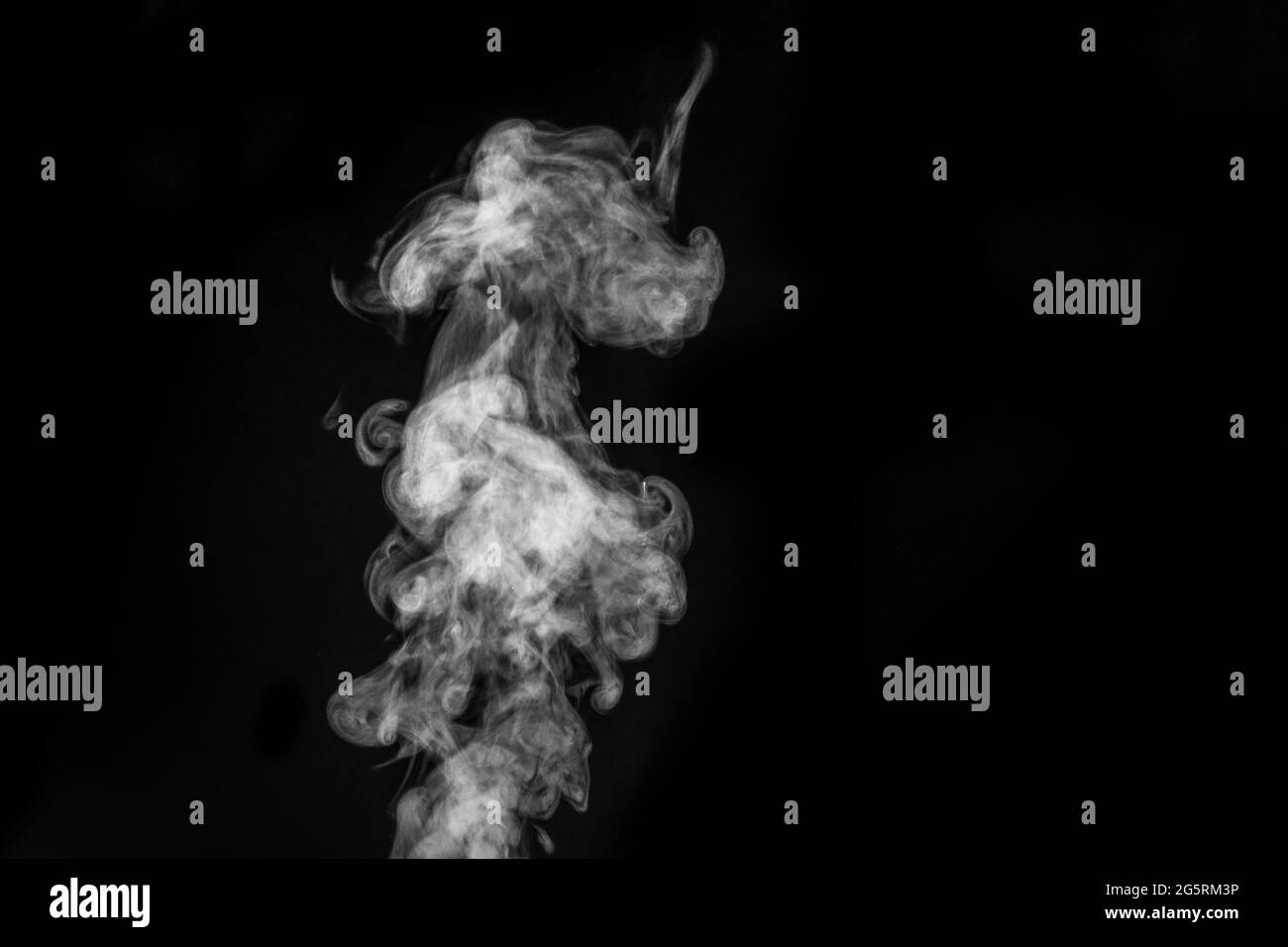 Vapeur ou fumée blanche et mystique parfaite isolée sur fond noir. Flou de fond abstrait ou smog, élément de conception, mise en page pour collages. Banque D'Images