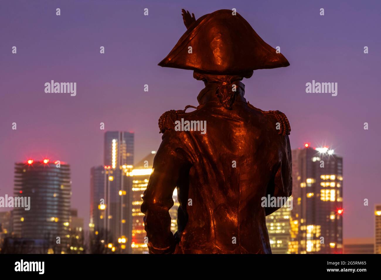 Angleterre, Londres, Greenwich, Silouette de Lord Nelson Statue et Canary Wharf Skyline la nuit Banque D'Images