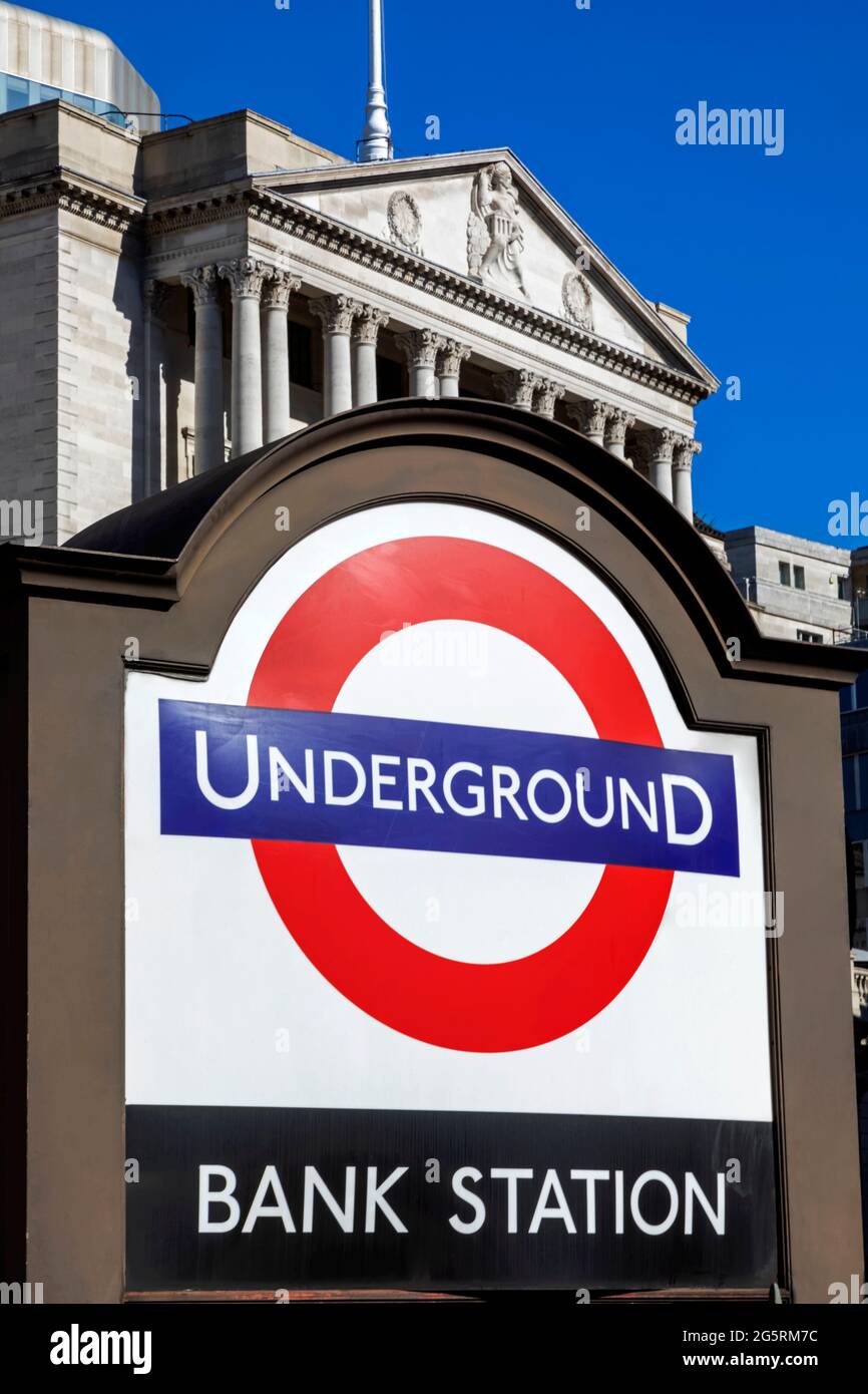 Angleterre, Londres, City of London, Bank Station Underground Sign et la Bank of England Banque D'Images