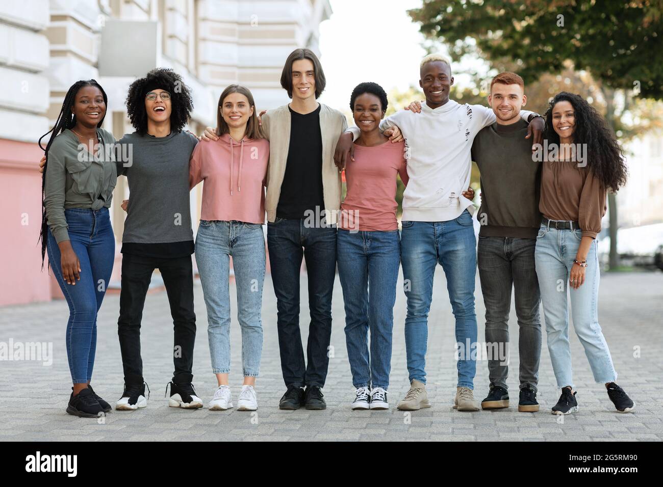 Groupe multiracial d'hommes et de femmes heureux millénaires en plein air Banque D'Images