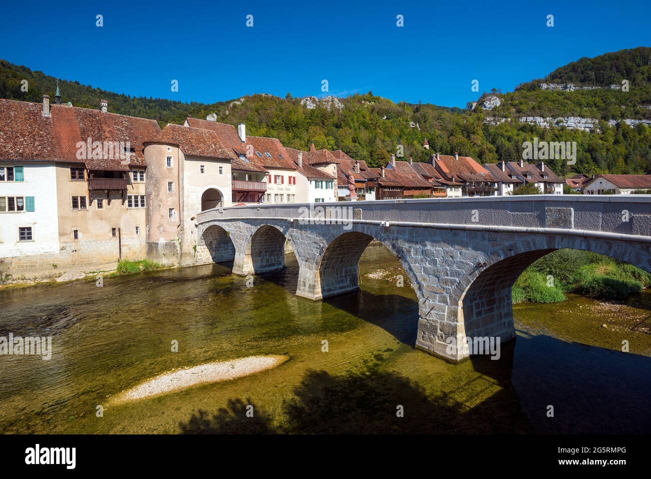St.Ursanne, Doubs, Fluss,Brücke, Steinbrücke, Häuser historisch, Herbst, Jura Banque D'Images