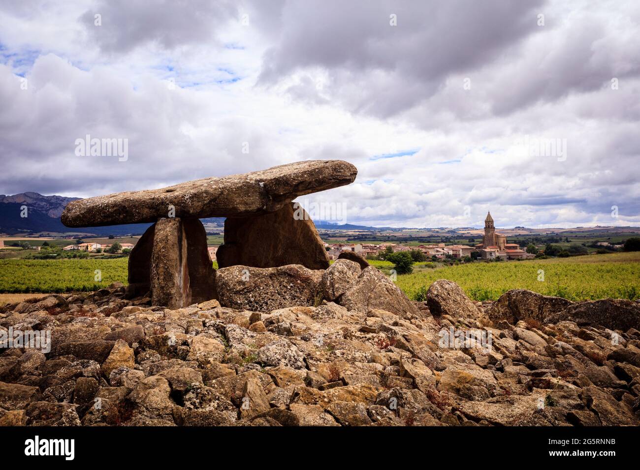 la Hechicera dolmen, une construction mégalithique dans le village de Rioja Elvillar. Espagne Banque D'Images