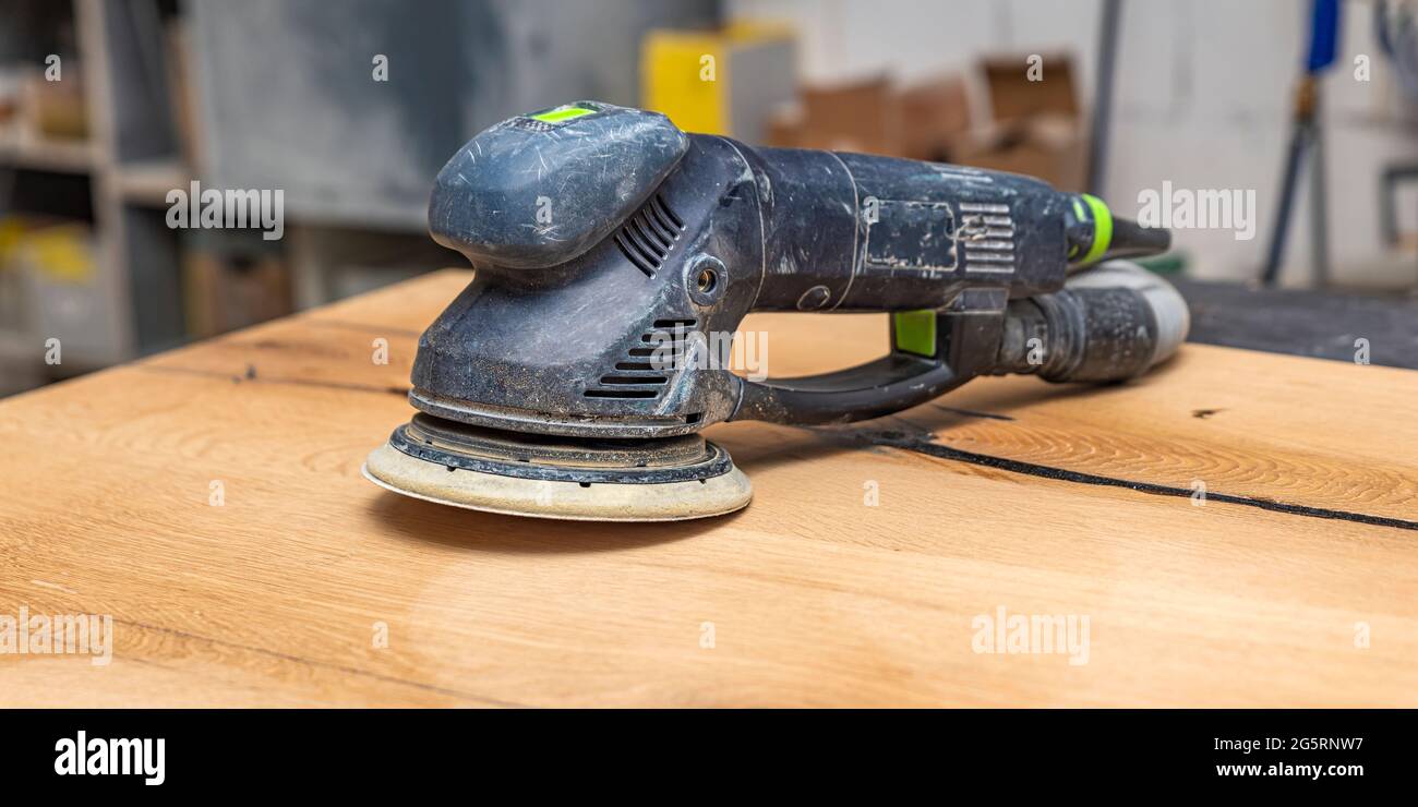 La ponceuse électrique. Machine pour broyer le bois. La transformation du  bois dans l'atelier de menuiserie. Plan horizontal Photo Stock - Alamy