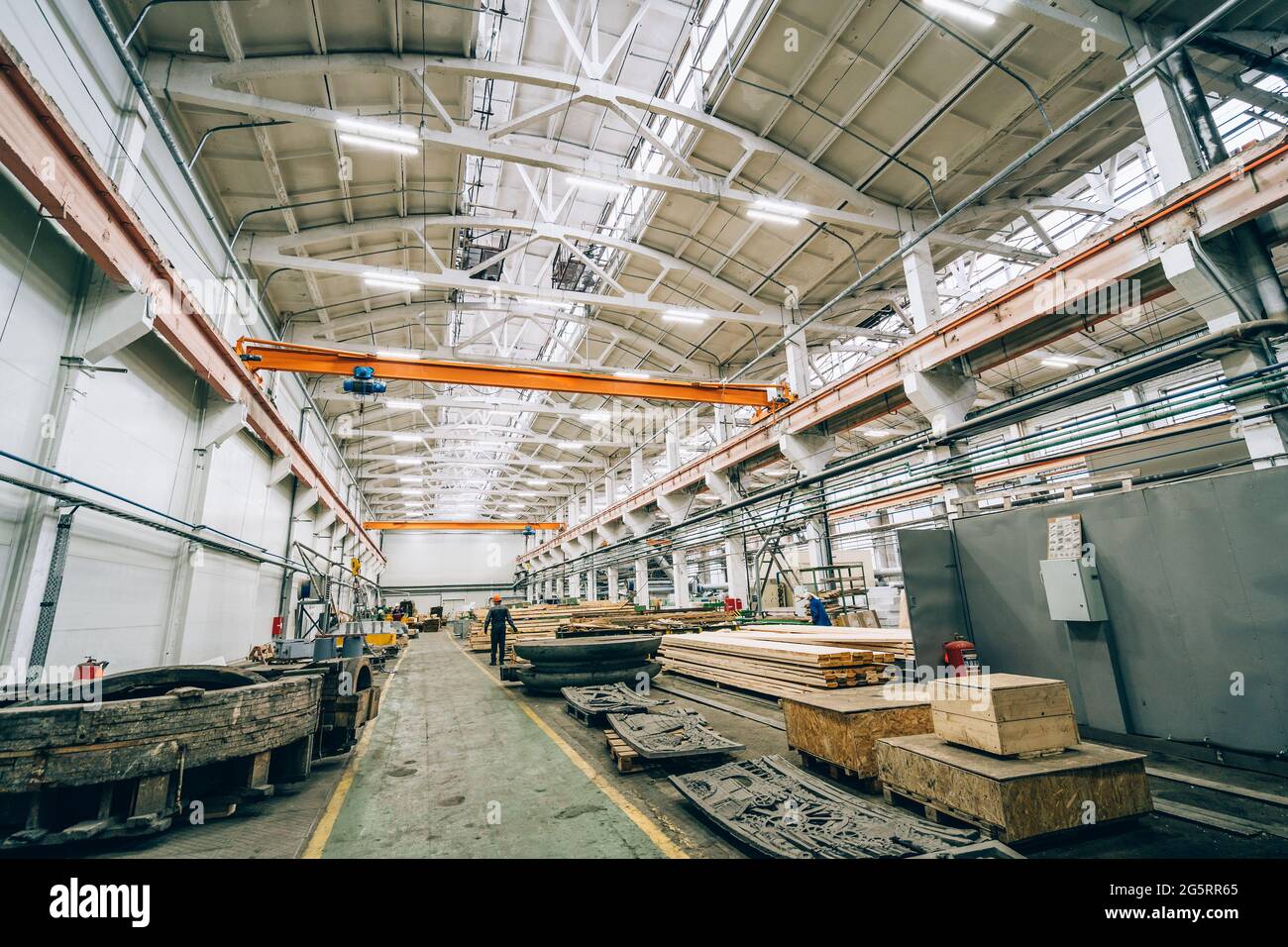 Grand entrepôt industriel ou atelier dans une usine moderne. Intérieur d'atelier de travail du bois. Banque D'Images
