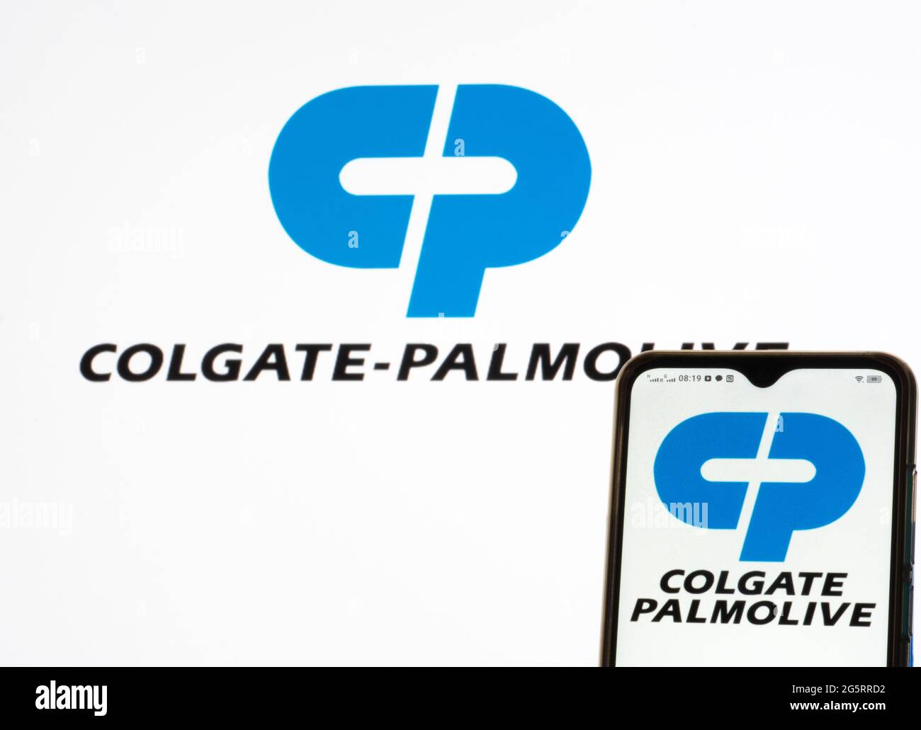 Dans cette illustration, un logo Colgate-Palmolive Company apparaît sur un smartphone. Banque D'Images
