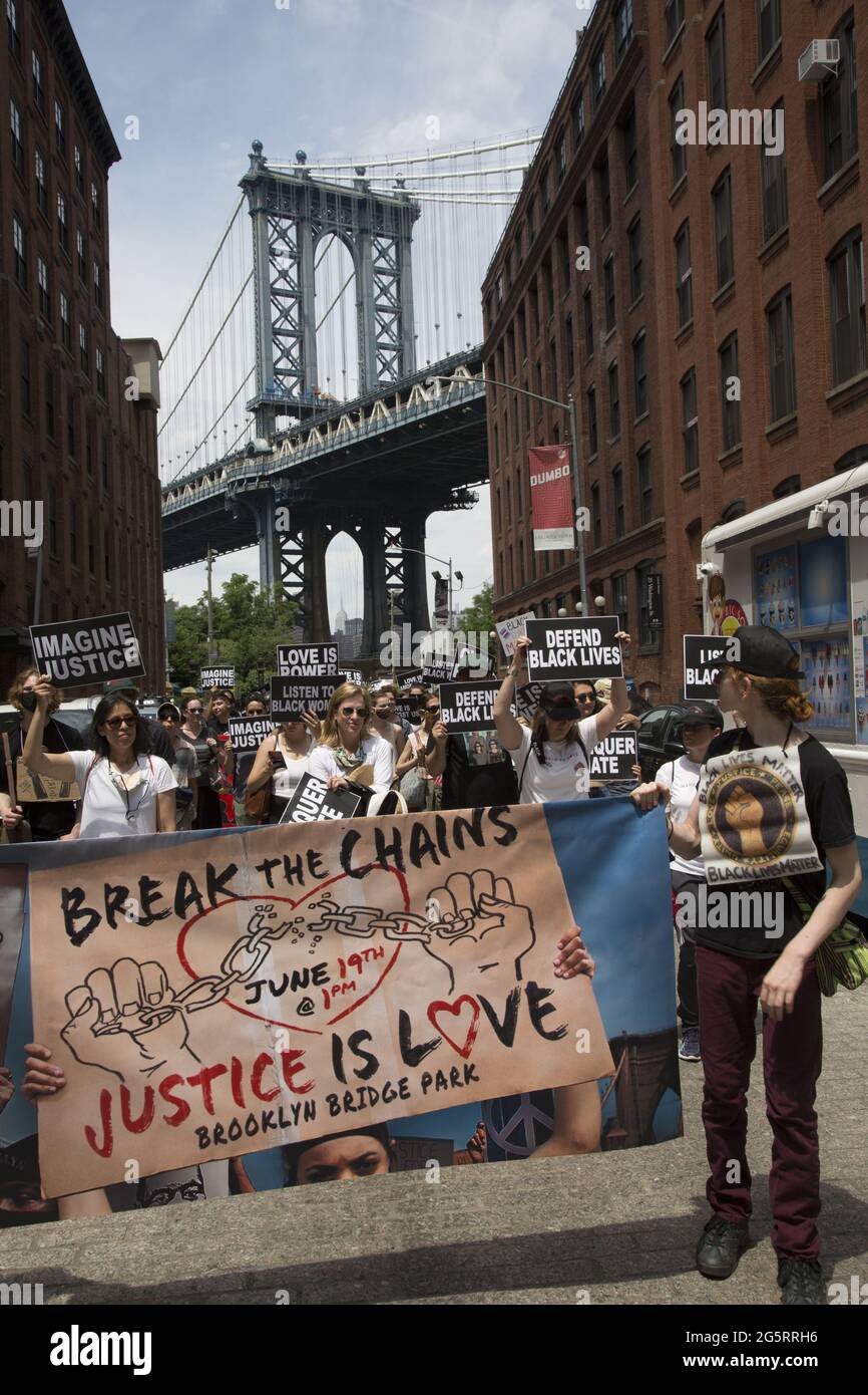 "Rompre les chaînes la justice est amour'arche pour l'unité se préparer à marcher à travers le pont de Brooklyn à l'Hôtel de ville de Manhattan le dix-septième juin 2021 la première fête nationale officielle du dix-septième aux États-Unis marquant l'abolition de l'esclavage dans le pays. Banque D'Images