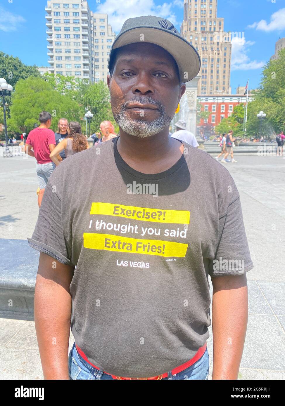 Homme portant un t-shirt amusant à Washington Square Park à Greenwich  Village, New York Photo Stock - Alamy