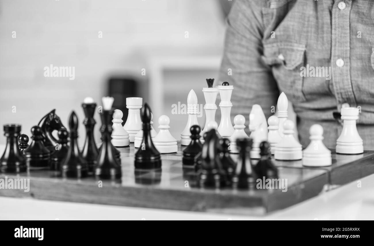 Logiques de développement. Apprendre jouer aux échecs. Un mauvais déplacement annule les bons. Leçon d'échecs. Concept de stratégie. Jouer aux échecs. Passe-temps intellectuel. Figures à la Banque D'Images