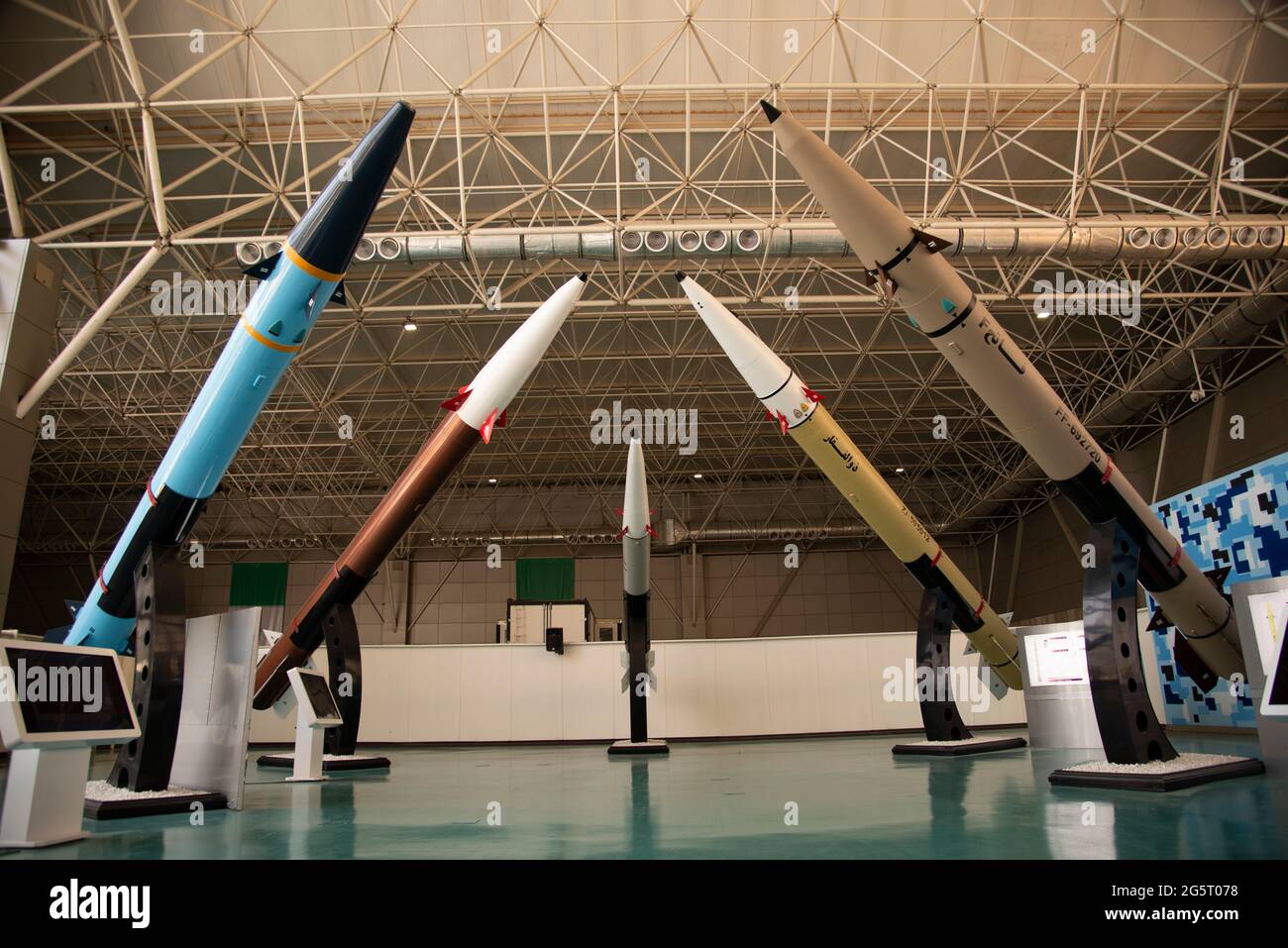 Téhéran, Iran. 28 juin 2021. Les missiles de l'IRGC comprennent Shahab-2, Shahab-3, Zahir, golfe Persique, Fateh-A, Fateh-F, Zolfaghar en exposition au salon aérospatial de l'IRGC dans l'ouest de Téhéran. (Photo de Sobhan Farajvan/Pacific Press/Sipa USA) crédit: SIPA USA/Alay Live News Banque D'Images